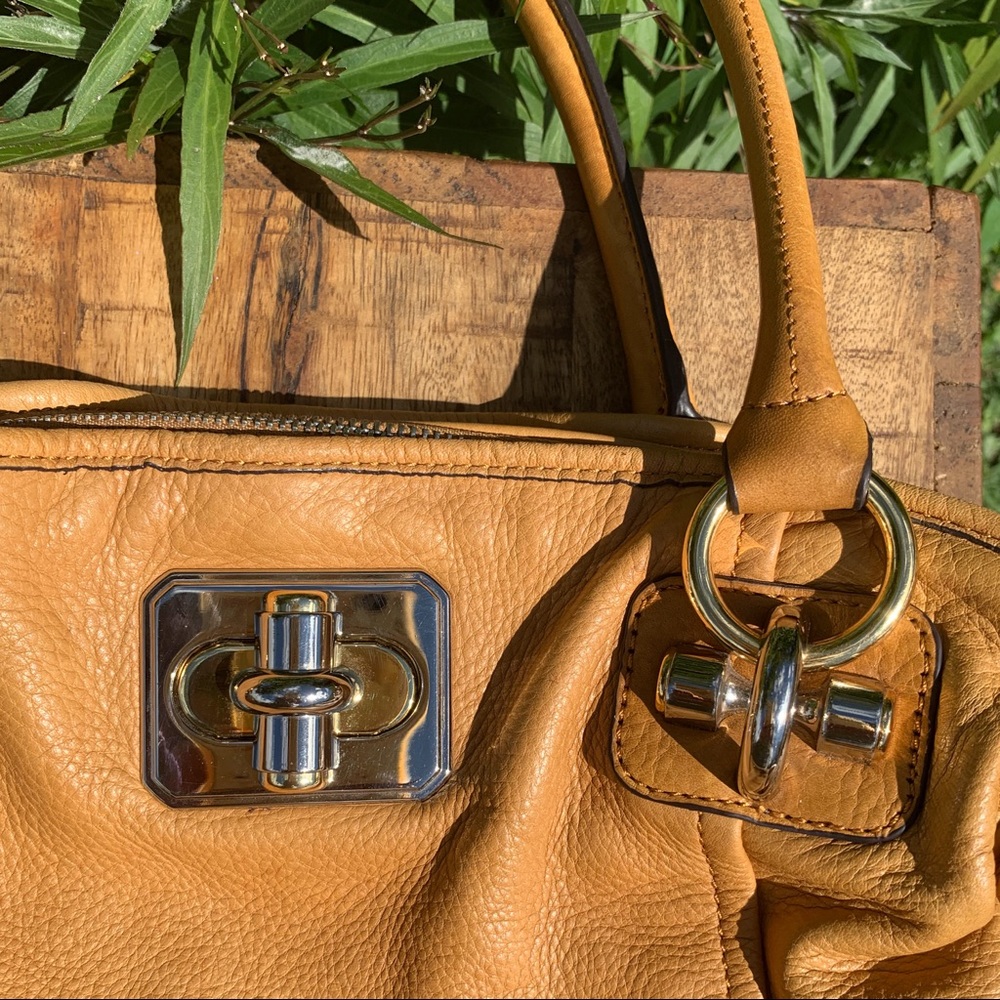 🤎 B Makowsky gorgeous leather satchel with dual toned hardware. 14” X 10 1/2”